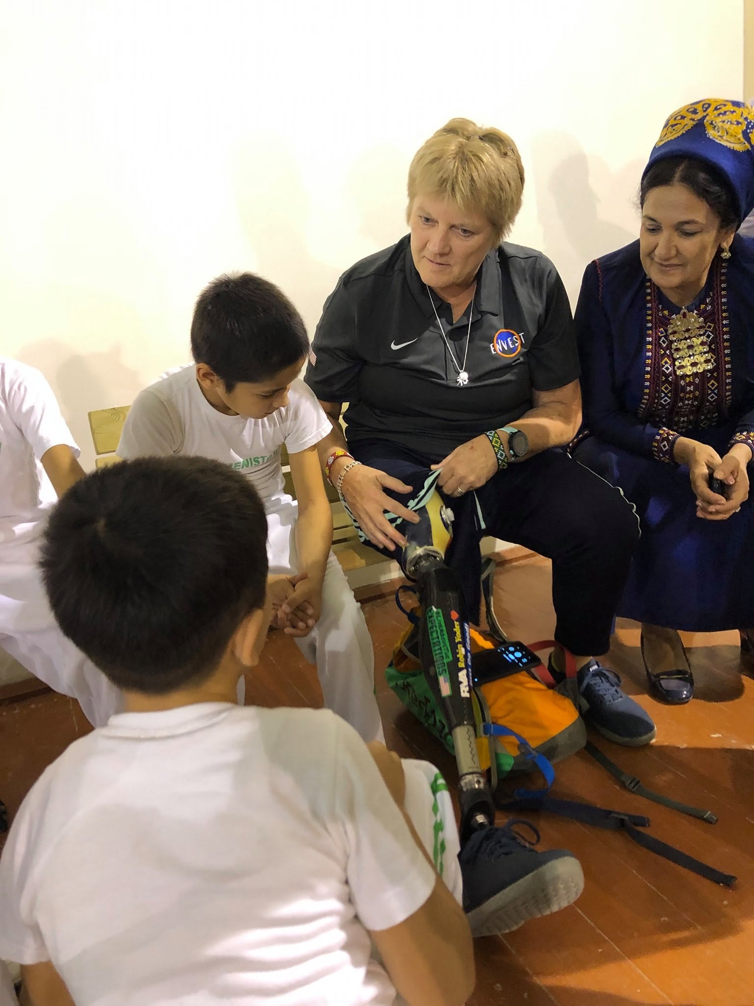 Robin sharing her prosthetic with a student abroad